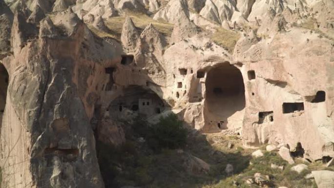 平移视图: 卡帕多细亚山谷或泽尔维修道院的大洞穴