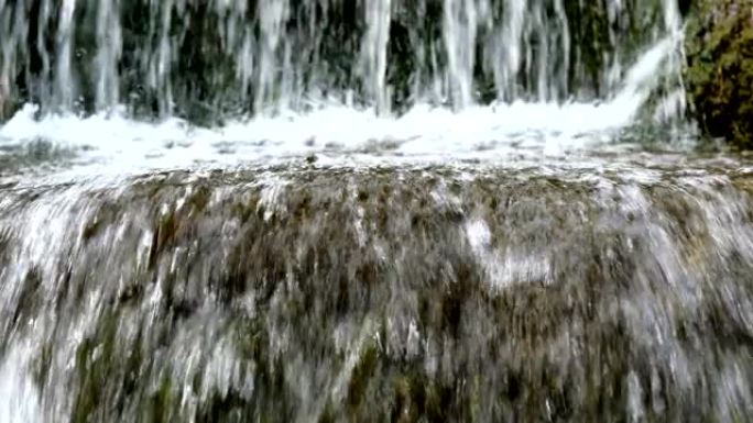 美丽的公园里有强烈水流的小瀑布。