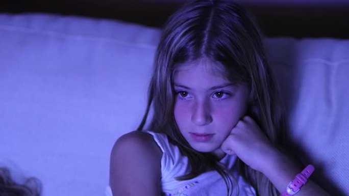 偷拍的童女在黑暗中看电视屏幕看电影的小女孩