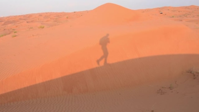 沙丘全景，在迪拜附近的阿拉伯联合酋长国 (UAE) 拉斯海玛 (Ras al Khaimah) 的傍