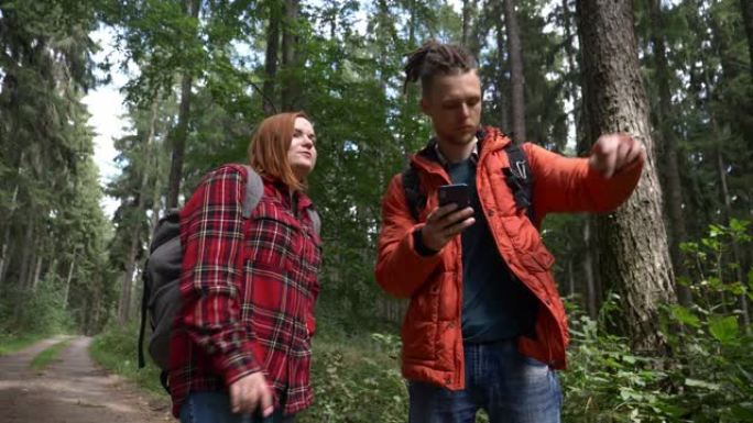 年轻夫妇试图弄清楚如何在森林中使用手机导航