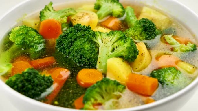 蔬菜汤-胡萝卜，西兰花和土豆配高汤