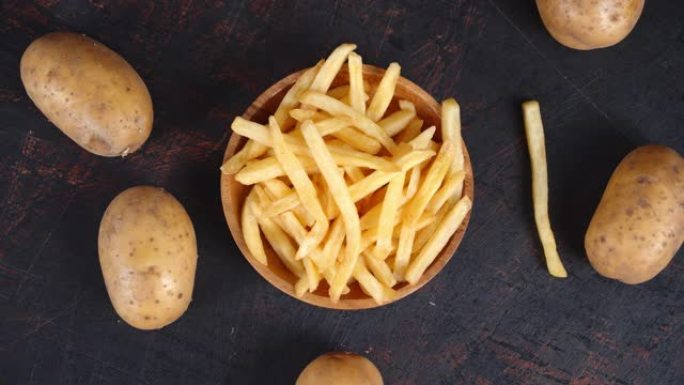 用新鲜土豆慢慢旋转的盘子里的薯条。