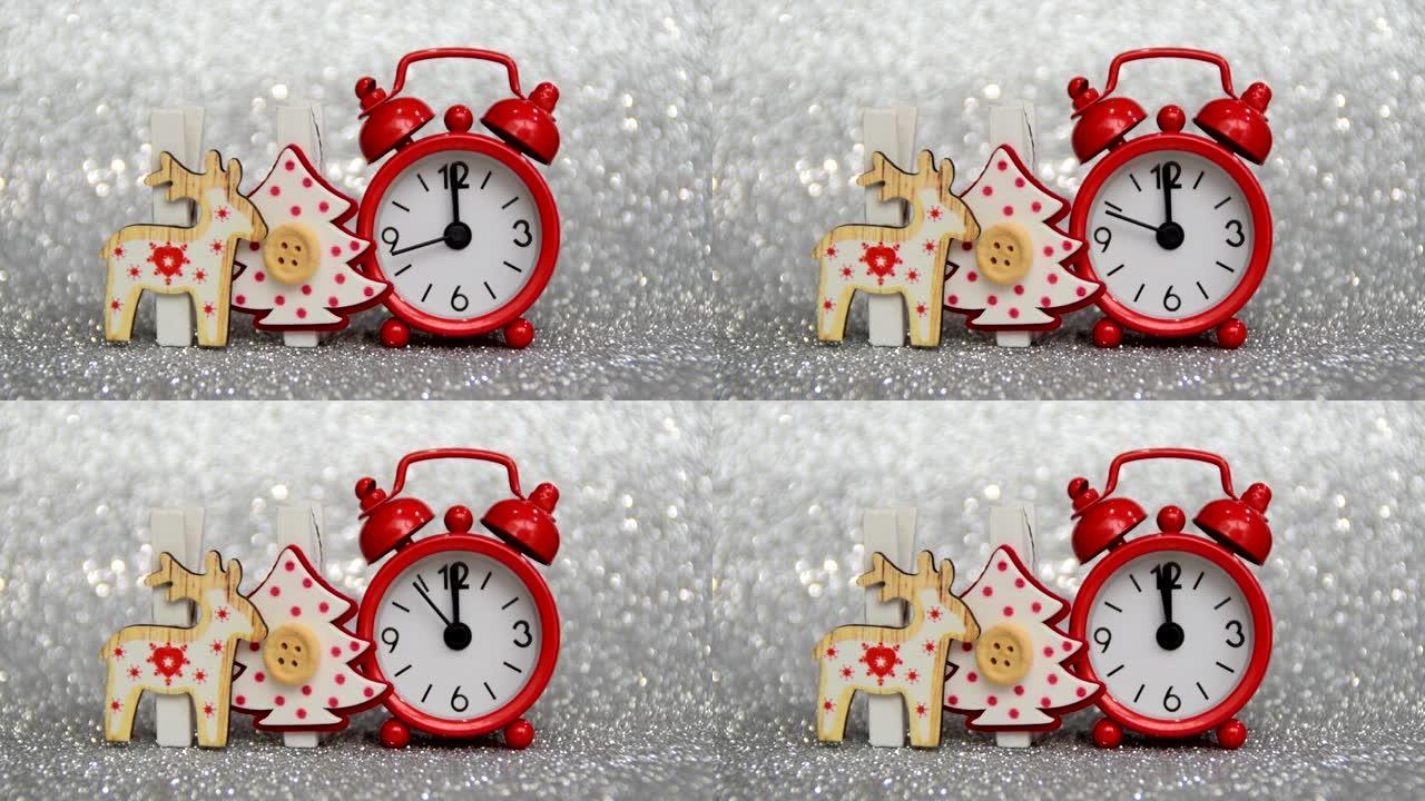 红色晚间手表数秒到午夜。圣诞树和驯鹿的圣诞节和新年装饰。新年快乐。