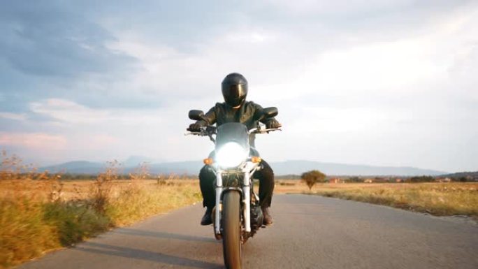 摩托车手骑着摩托车沿着乡村道路行驶