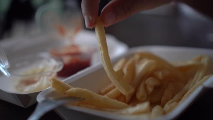 人们吃垃圾食品薯条蘸番茄酱的4k视频。
