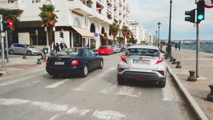 城市中的汽车交通堵塞，希腊塞萨洛尼基的道路，慢动作驾驶视点