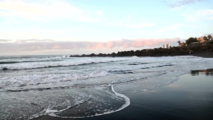 特内里费岛北海岸非常美丽的日落，一个有石头和黑沙的海滩。