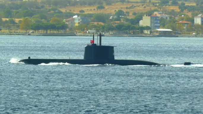 在达达尼尔海峡的堤岸背景上的潜艇