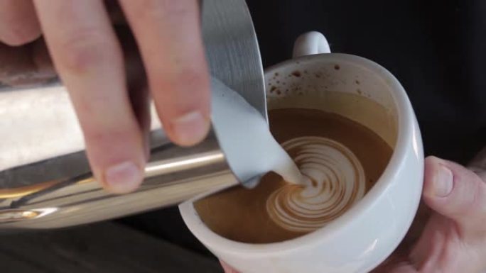 一位咖啡师在特写镜头中制作拿铁艺术