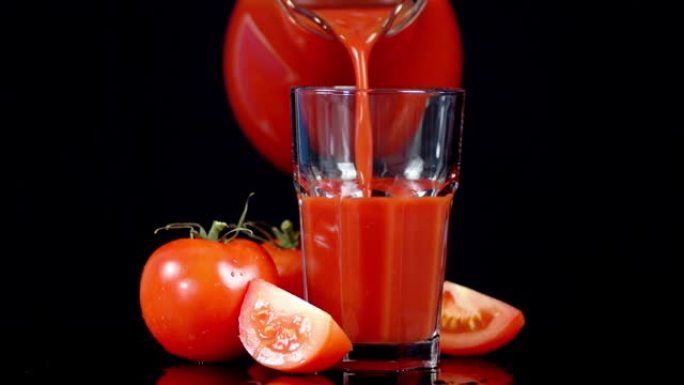 将新鲜西红柿的汁液倒入满杯中。