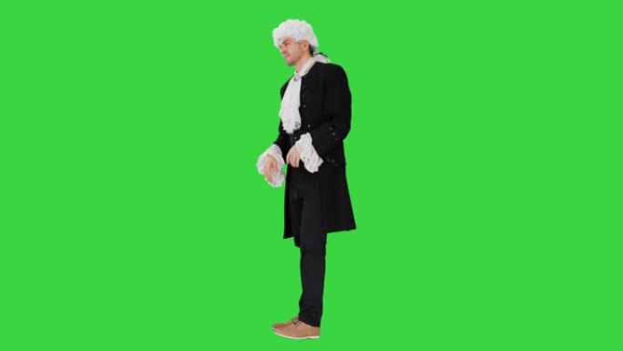 一个男人打扮成朝臣，无所事事，在绿色屏幕上挥舞双手，色键