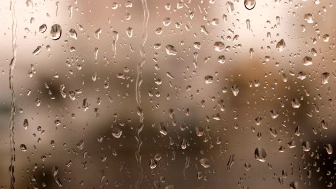 雨水中的水滴顺着玻璃流下来。窗户上的雨滴。悲伤，渴望，迟钝，秋天沮丧，忧郁。降雨，滴水，下雨，水滴。