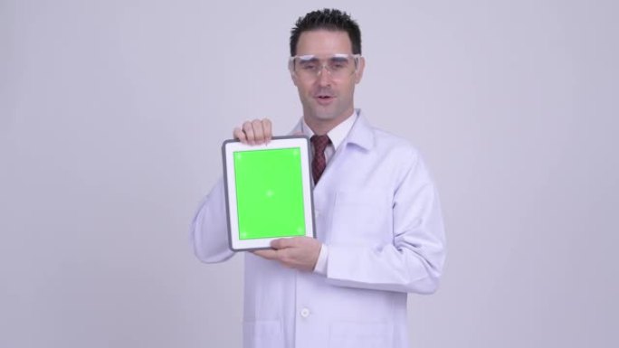 快乐的人医生作为科学家展示数字平板电脑