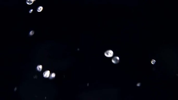 微距慢动作相机显示小水滴飞起