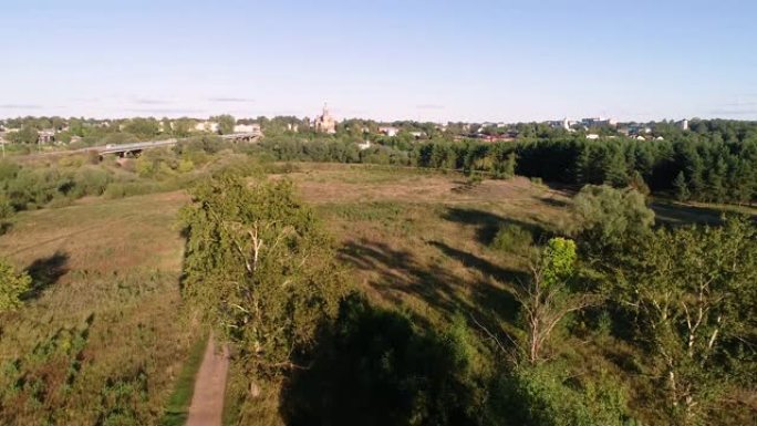 与汽车行驶的道路一起鸟瞰图