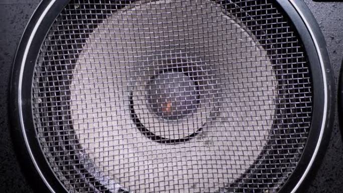 演奏低音扬声器膜。可循环。老式纸锥的运动