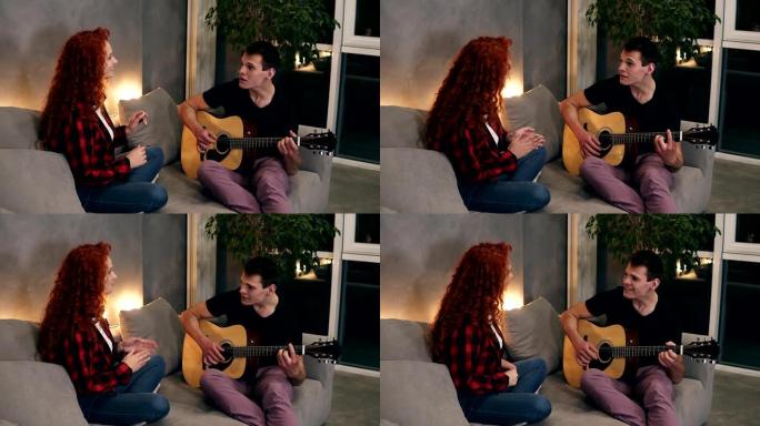 丈夫正在为他的妻子唱歌并弹吉他，而妻子也与他坐在沙发上并与他一起唱歌。他们对歌曲感到兴奋和热情。在家