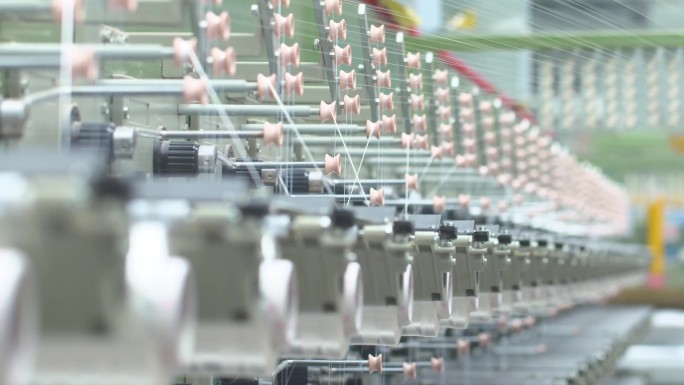 工厂中的白线线卷轴 工业流水线 工厂纺纱机