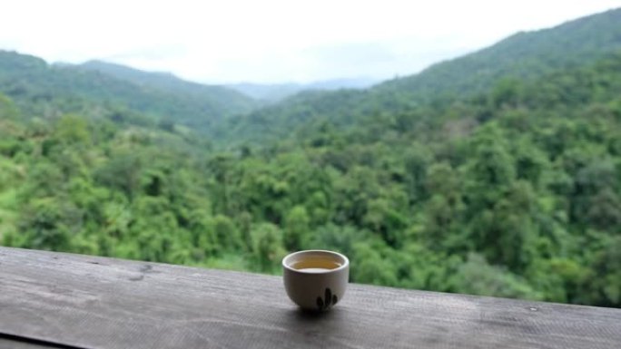 木棒上的一个小茶杯，可以看到美丽的山景