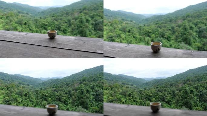 木棒上的一个小茶杯，可以看到美丽的山景