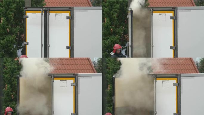 消防员用大量烟雾在送货车中灭火