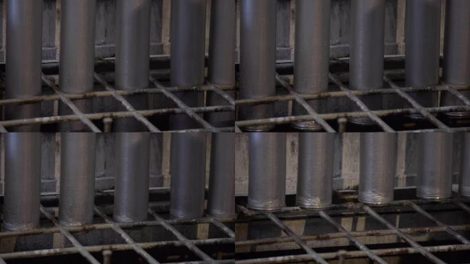 在现代工厂熔化后形成铝柱。生产铝金属型材，通常用作建筑和制造材料。
