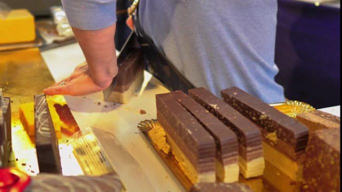 工匠厨师用刀切割巧克力牛轧糖