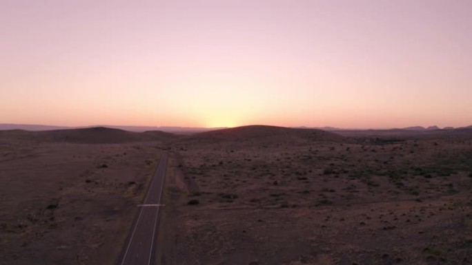 汽车驶入沙漠日落: 新墨西哥州