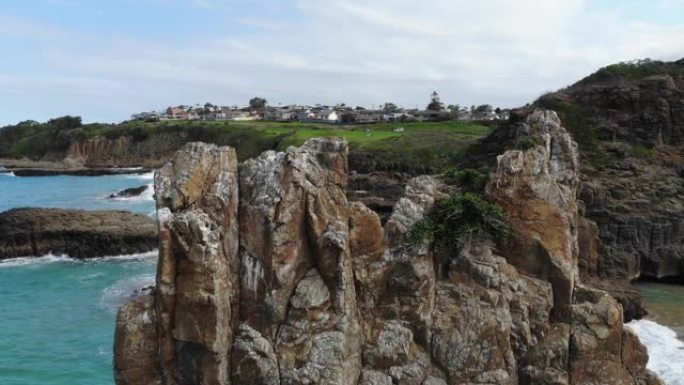 无人机射击4k揭示了澳大利亚多岩石的海岸线