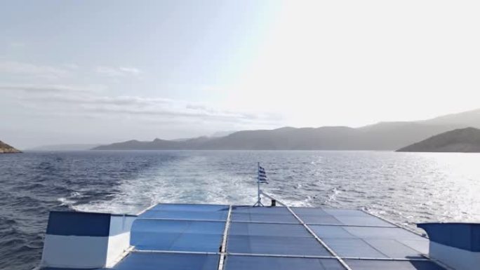 希腊的生锈岛通过一艘船在希腊巡航，位于爱琴海的多德卡尼斯群岛，罗得岛以西约6千米 (4英里)