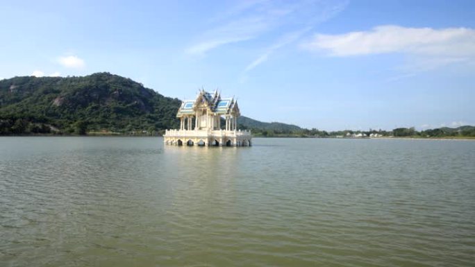 泰国晴天湖上的泰国风情亭