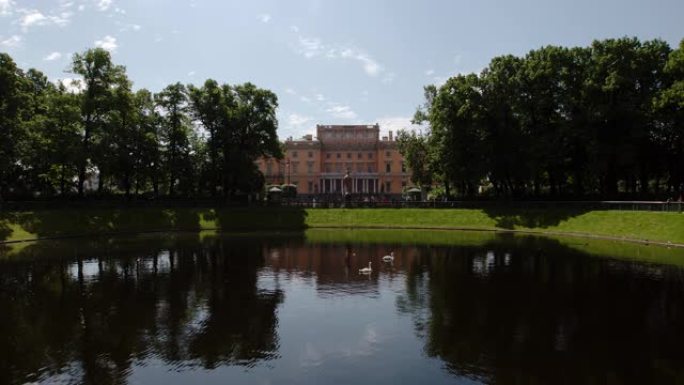 俄罗斯圣彼得堡: 夏季花园中的天鹅湖和夏季的米哈伊洛夫斯基城堡