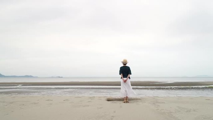 海滩上的日本女人夏日风光城市美景旅行摄影