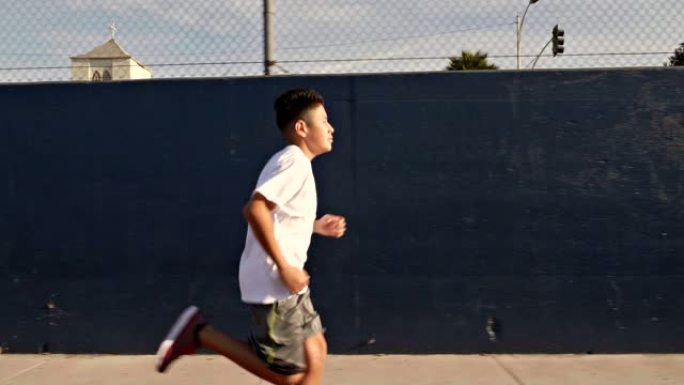 男孩在学校跑道上奔跑