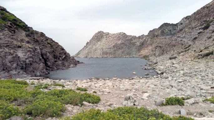 带有鹅卵石海滩的暗示性荒野岩石湾