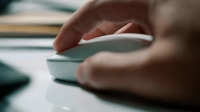 办公桌上的白色电脑鼠标。使用PC并单击鼠标。4k工作场所的镜头