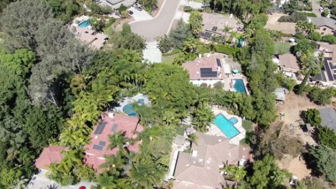 南加州带游泳池的大型昂贵豪宅的天线