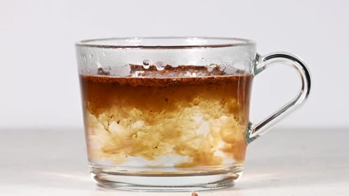 将冷冻干燥的速溶咖啡倒入热水中