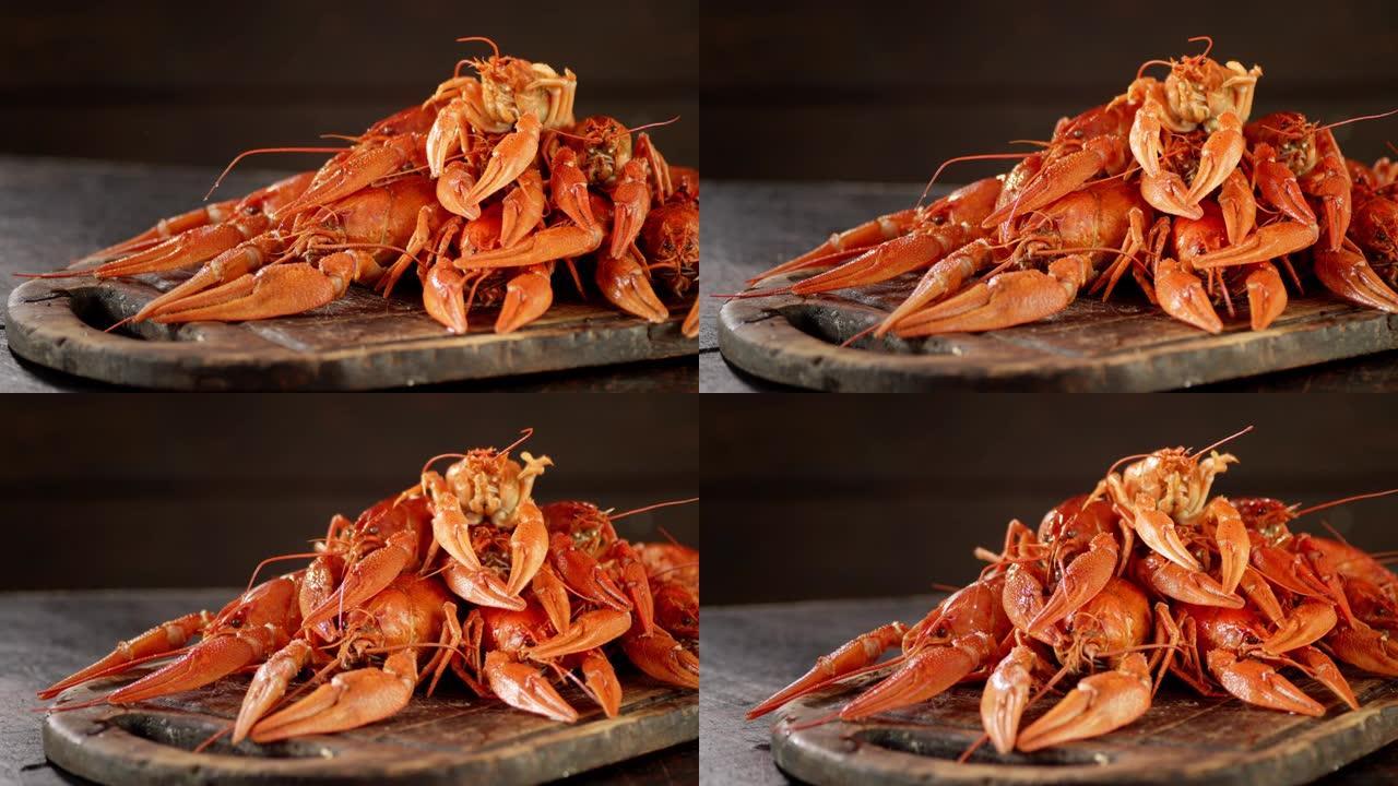 切菜板上的香煮小龙虾旋转。