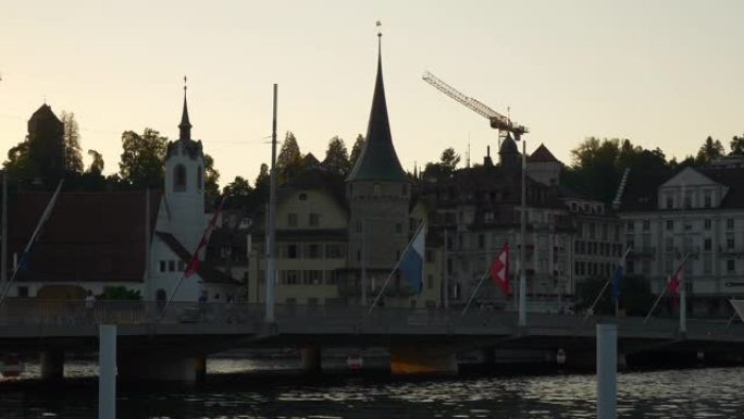 日落时间卢塞恩城市景观交通河滨大桥慢动作全景4k瑞士