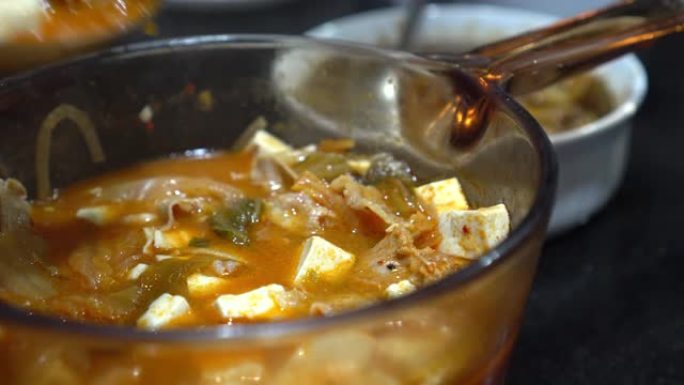 自制韩国食品泡菜Soondubu Jjigae软豆腐炖特写镜头