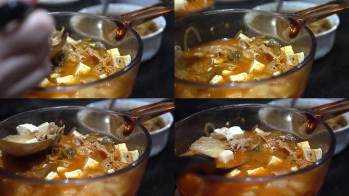 自制韩国食品泡菜Soondubu Jjigae软豆腐炖特写镜头