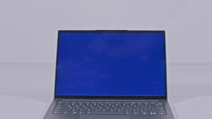 笔记本电脑屏幕显示克莱因蓝 动画