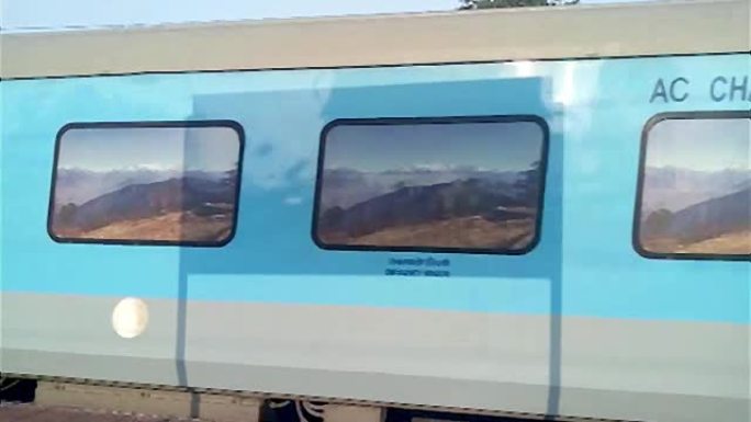 高速超快Shatabdi Express (由印度铁路运营的快速旅客列车) 列车通过印度火车站站台。