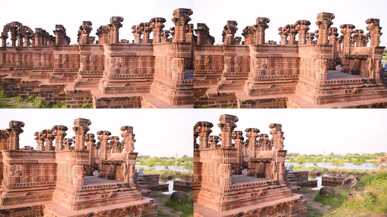 在印度古吉拉特邦Bhuj，古吉拉特邦，有晴朗的蓝天，可以看到古老的历史遗迹Chhatardi。