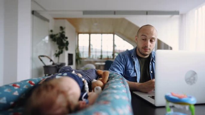 单身父亲和他的男婴在家工作