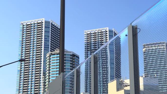 蓝天背景下的现代高层公寓楼。