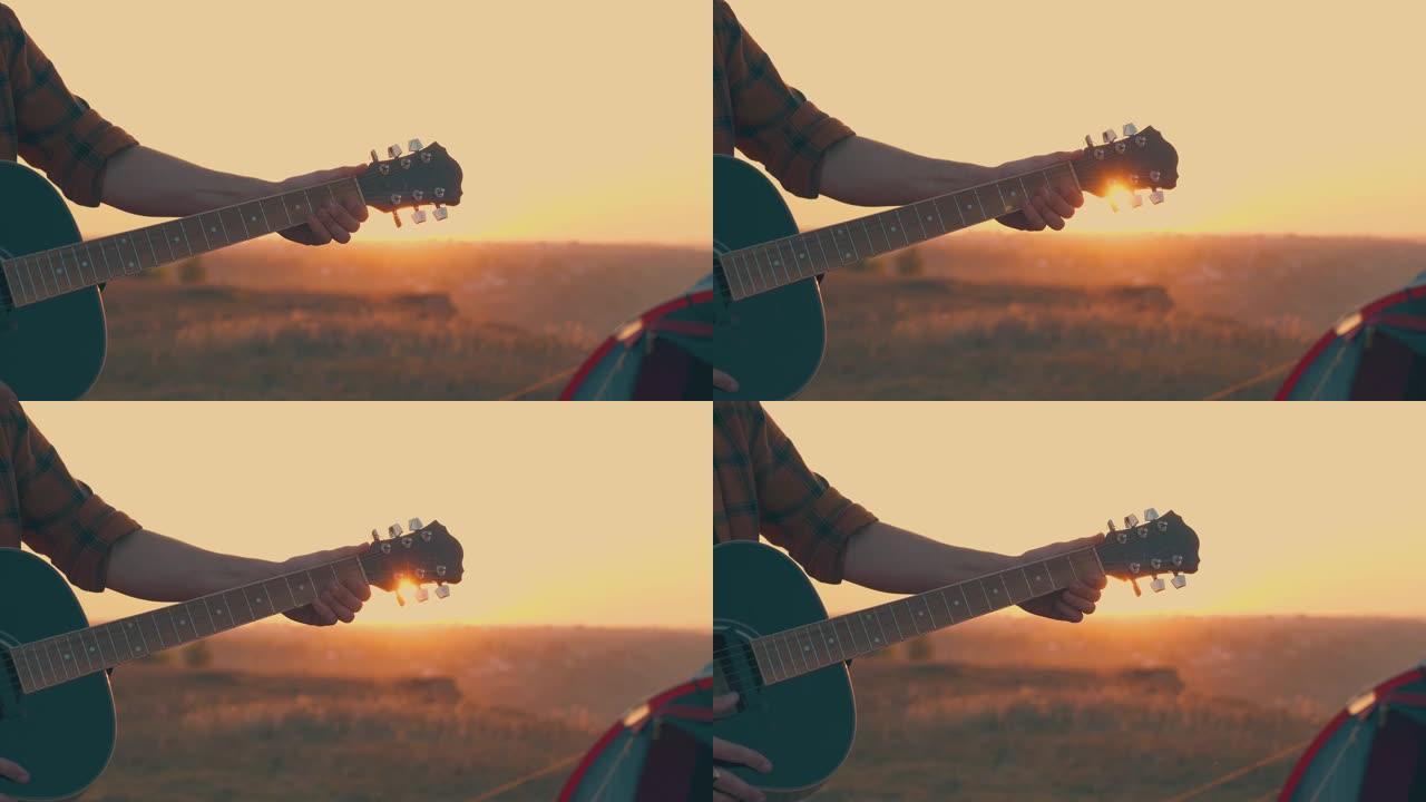 日落时在旅游营地用吉他亲密的人