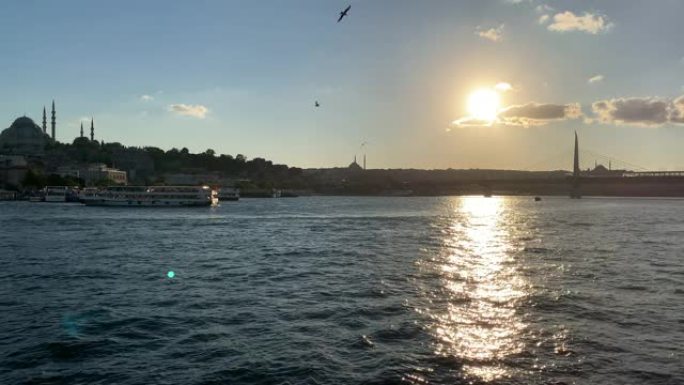 4k旅游船沿着博斯普鲁斯海峡的翡翠泻湖巡游，俯瞰伊斯坦布尔日落时令人惊叹的全景，伊斯坦布尔之旅